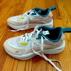 Almost NEW Puma Sneakers